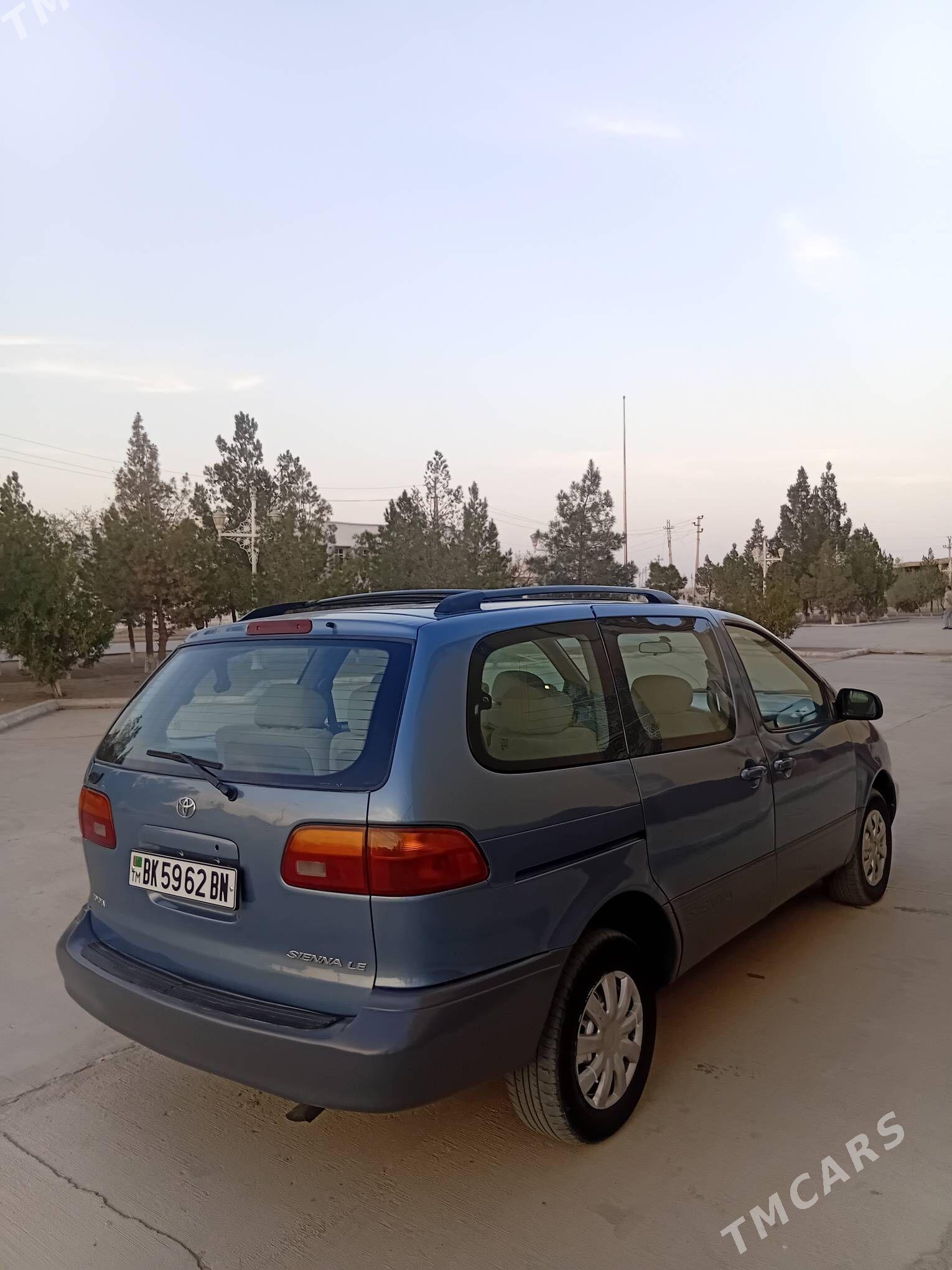 Toyota Sienna 2000 - 170 000 TMT - Гумдаг - img 3