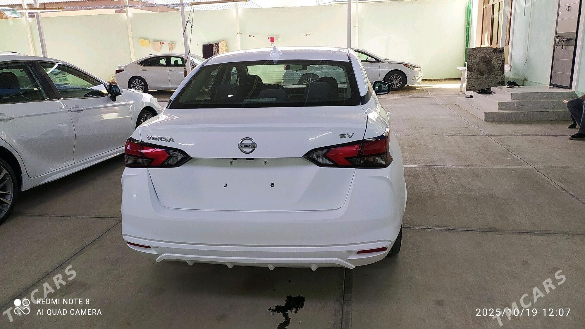 Nissan Versa 2021 - 226 550 TMT - Гарадамак - img 3