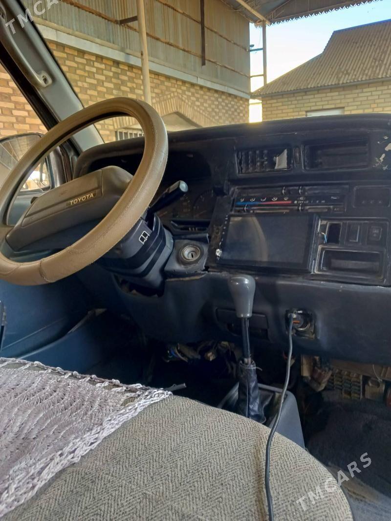 Toyota Hiace 1993 - 40 000 TMT - Мары - img 1