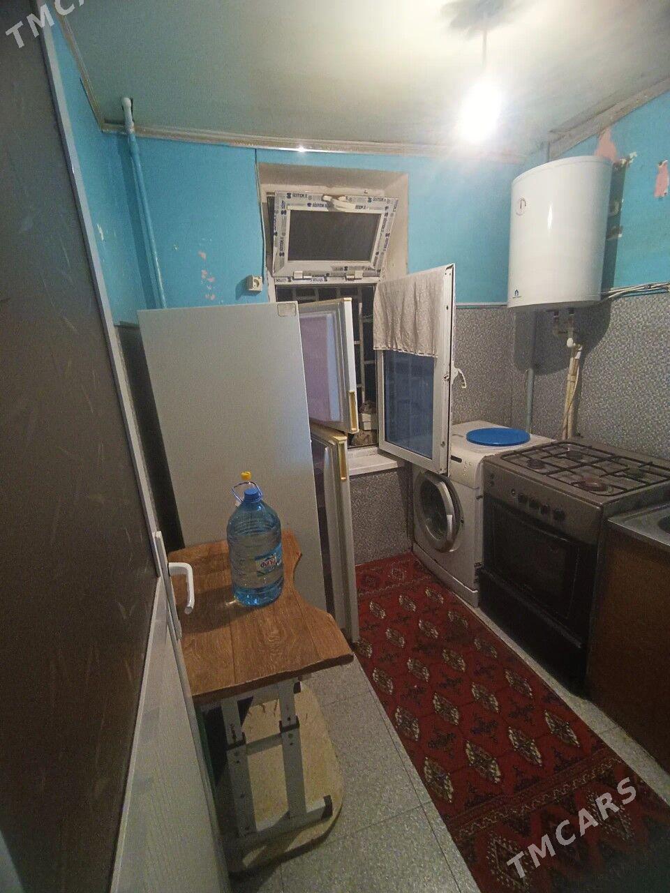 30 мкр 1 комнатная 2 этаж - 30 мкр - img 1