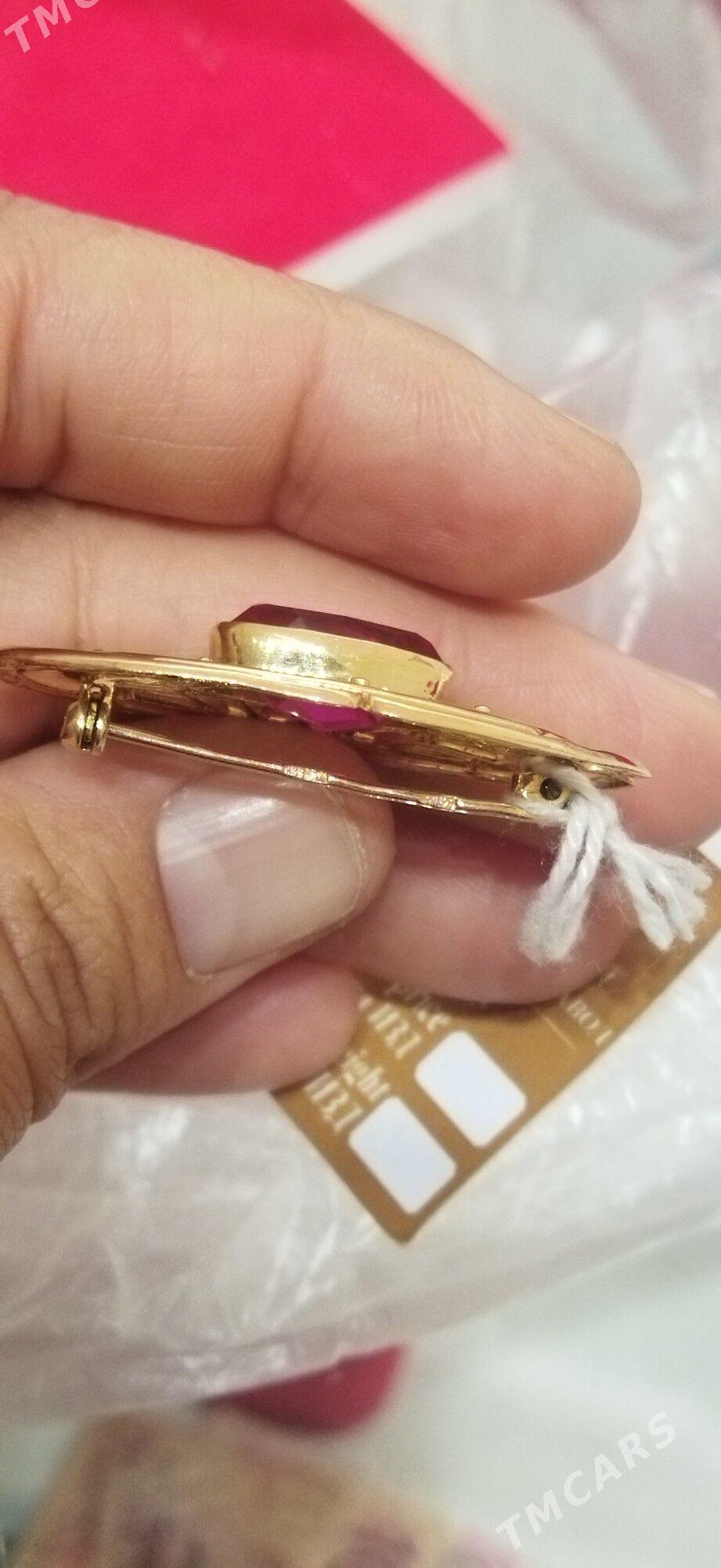 gyzyl broşka - Büzmeýin - img 2