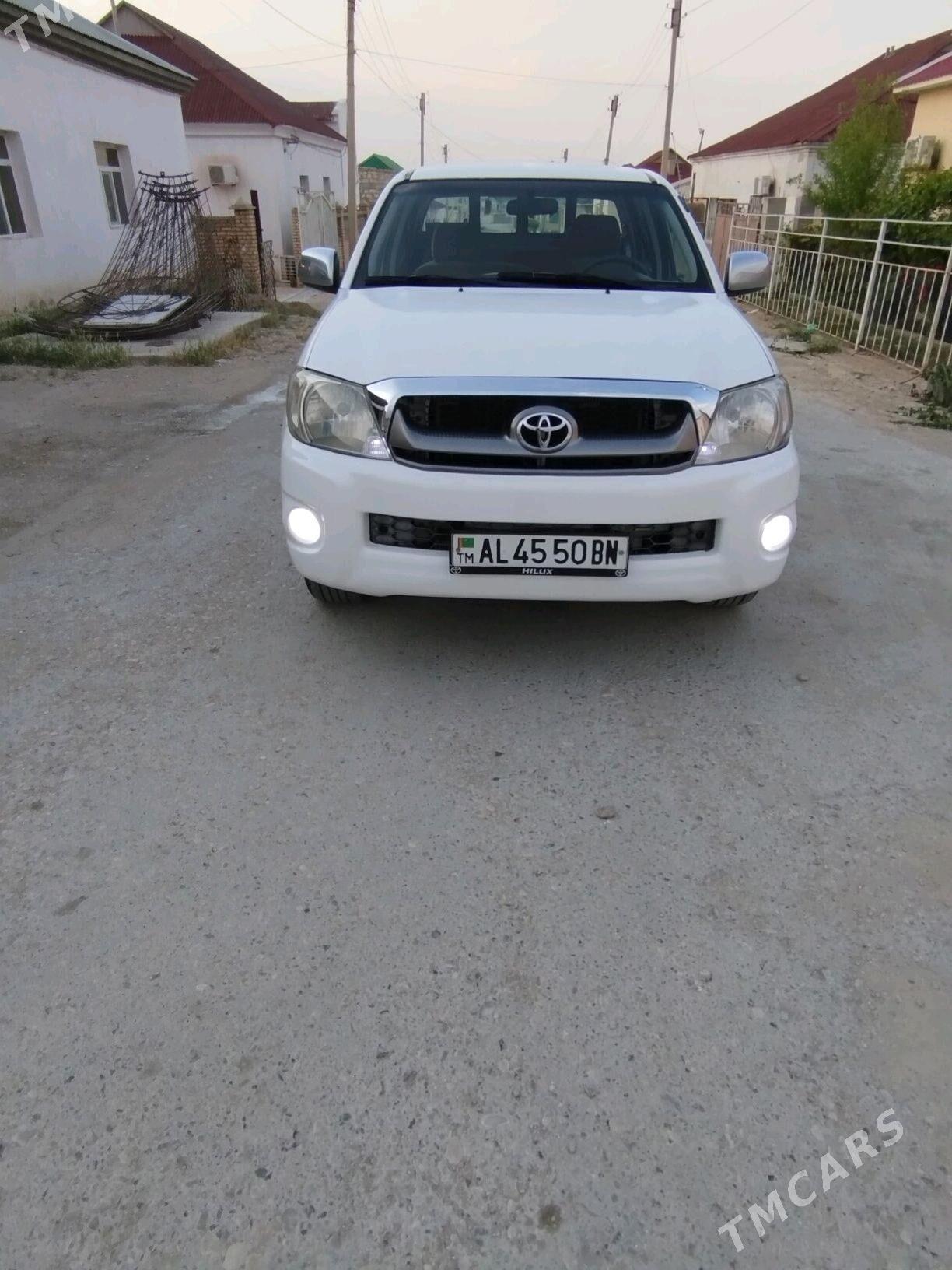 Toyota Hilux 2010 - 260 000 TMT - Balkanabat - img 2