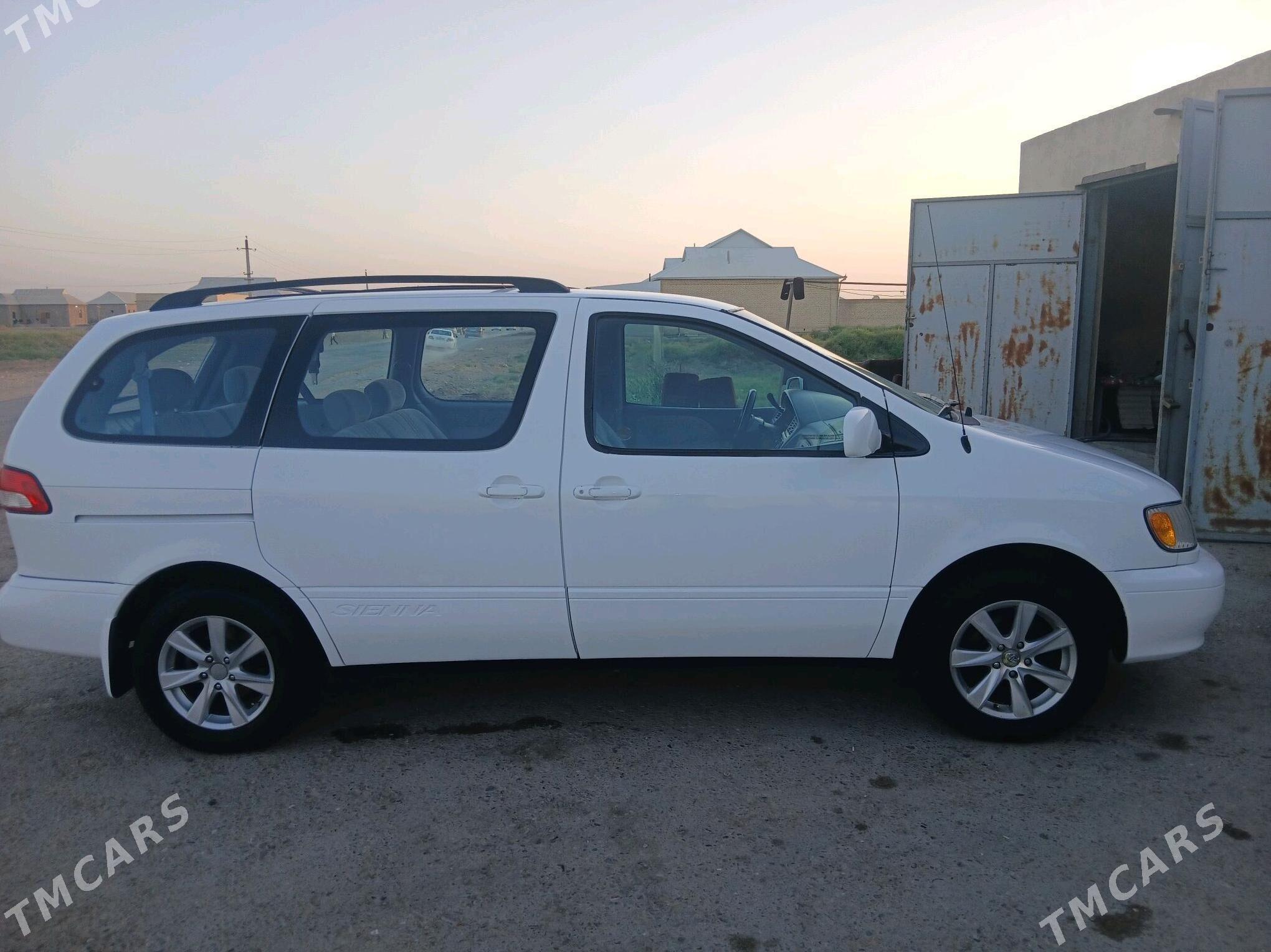 Toyota Sienna 2001 - 170 000 TMT - Мары - img 4