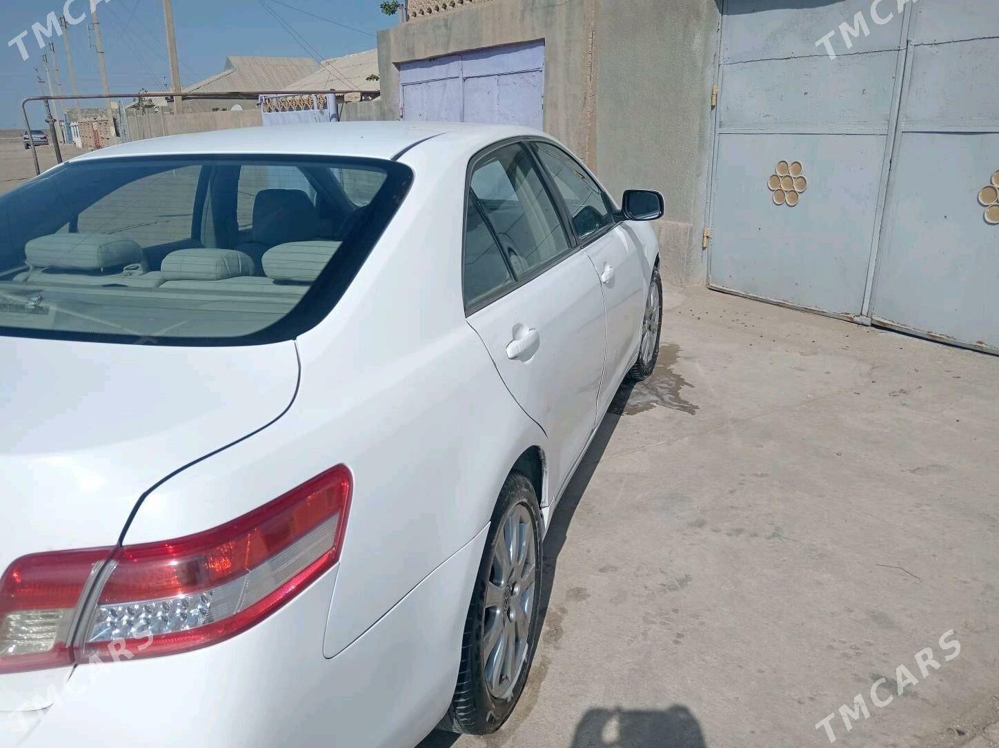 Toyota Camry 2010 - 130 000 TMT - Гумдаг - img 2