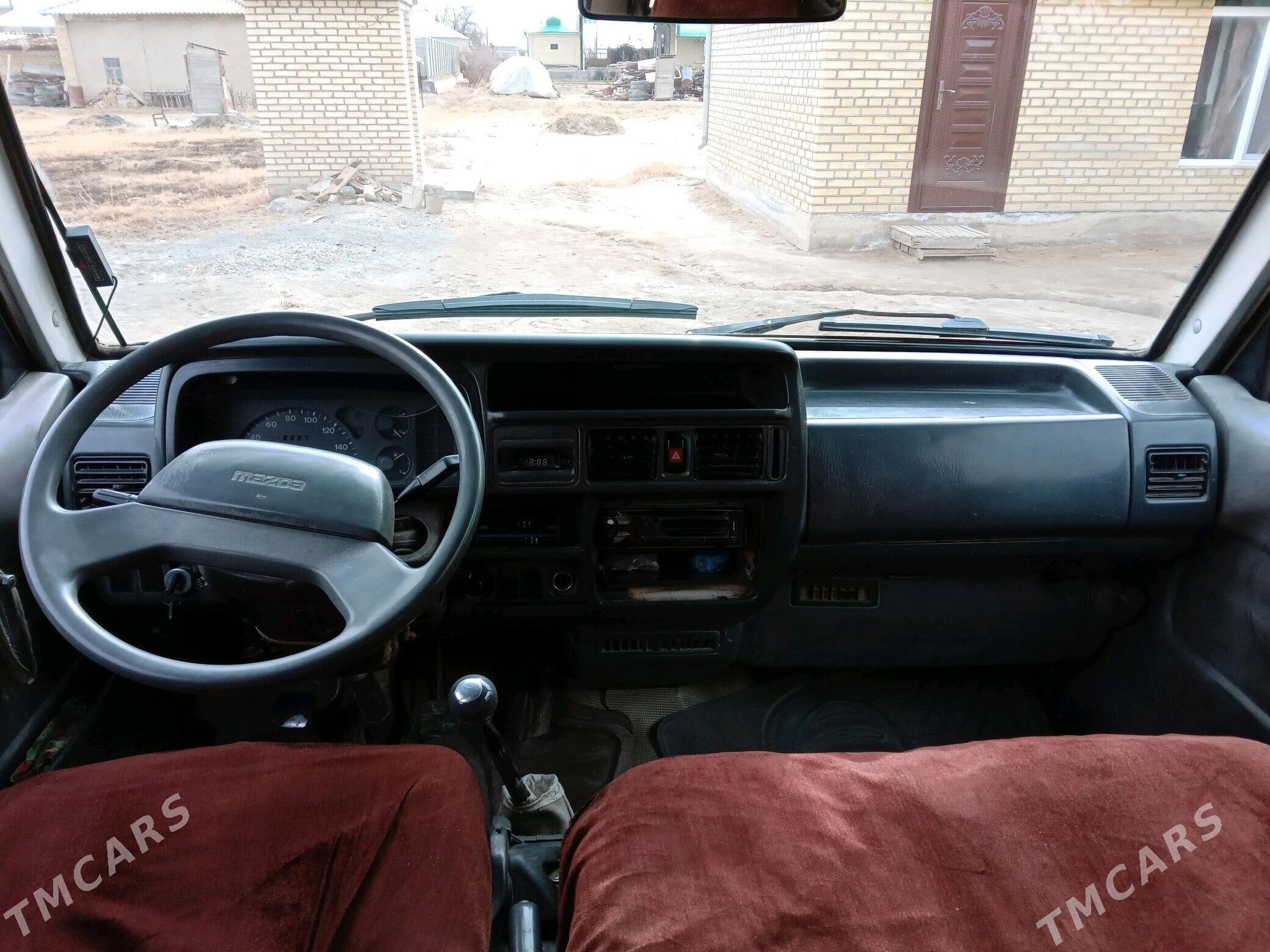 Toyota Hiace 1998 - 33 000 TMT - Мары - img 1