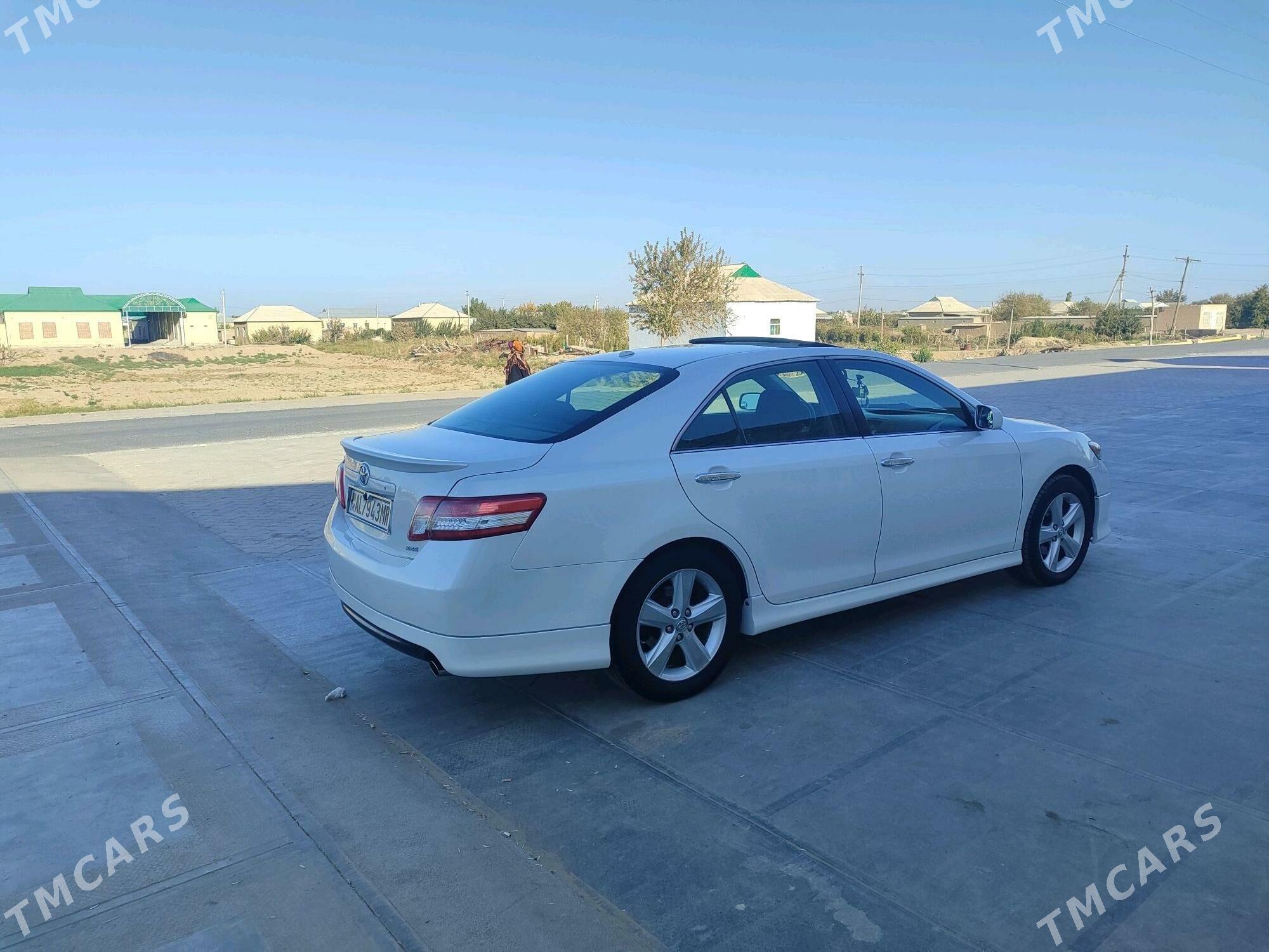 Toyota Camry 2010 - 205 000 TMT - Байрамали - img 2
