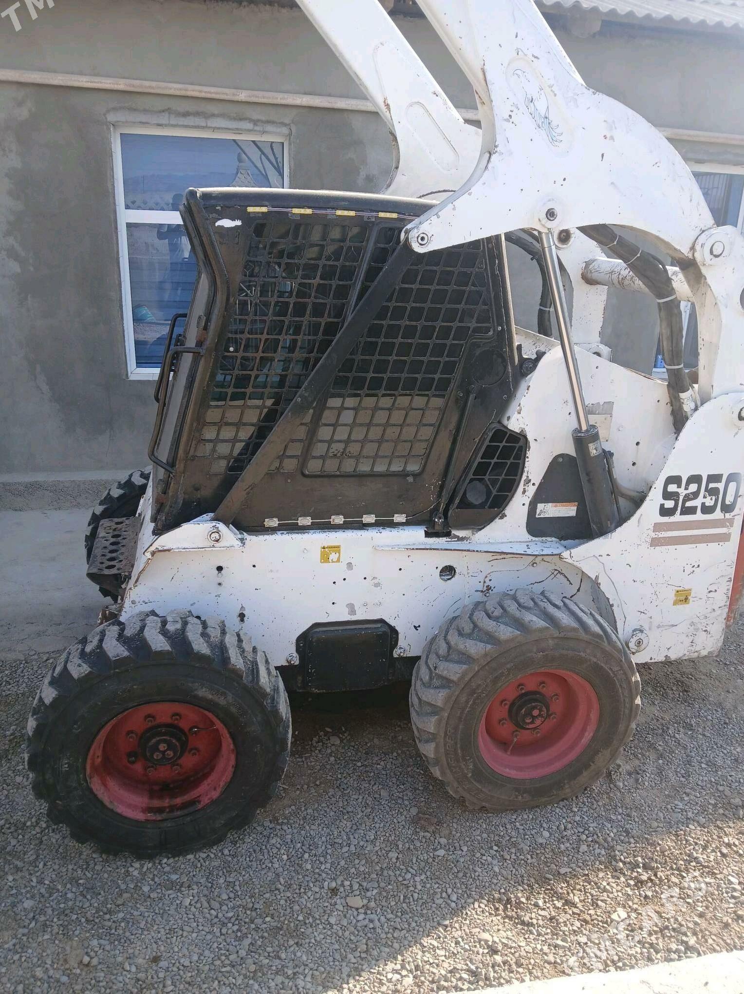 Bobcat S250 2007 - 220 000 TMT - Ýaşlyk - img 1