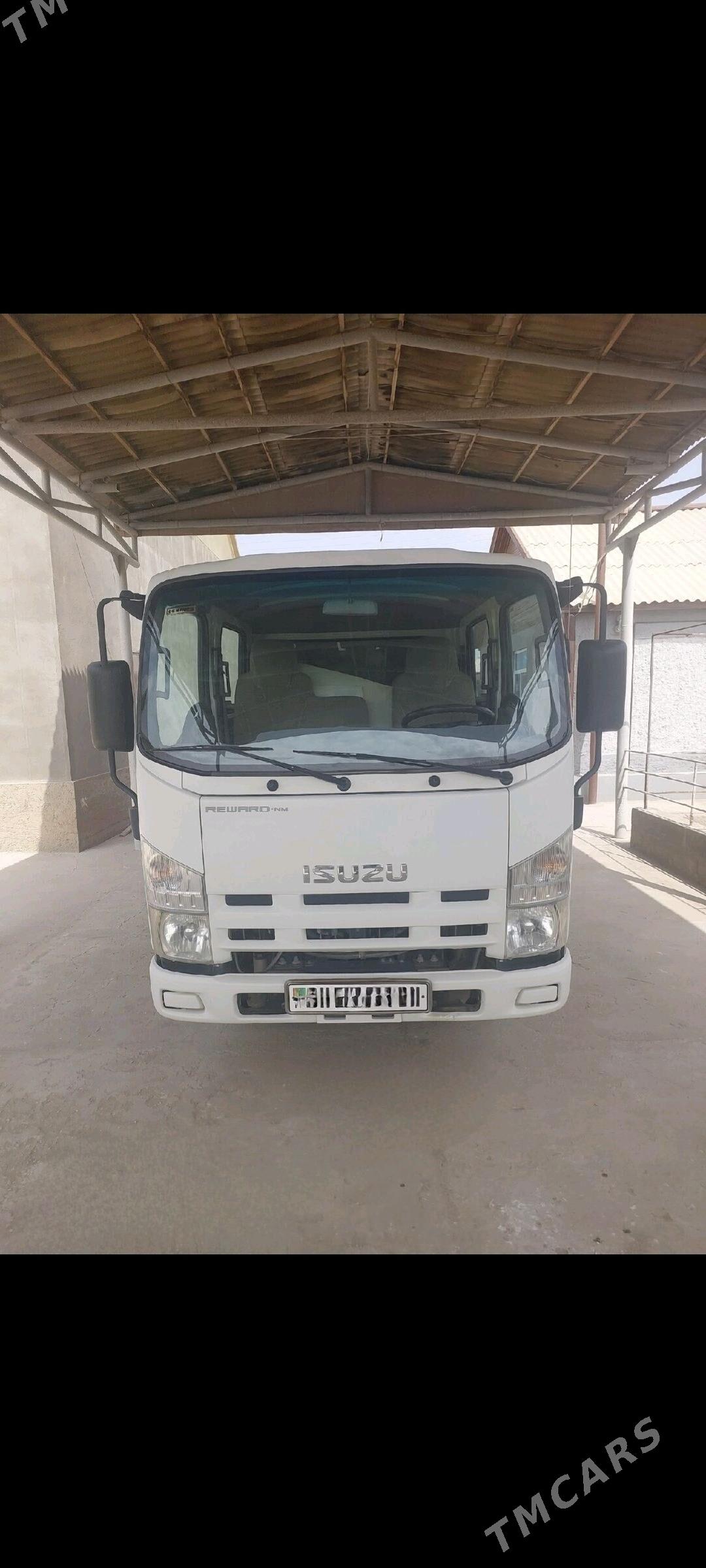 Isuzu Forward 2010 - 430 000 TMT - Гумдаг - img 1