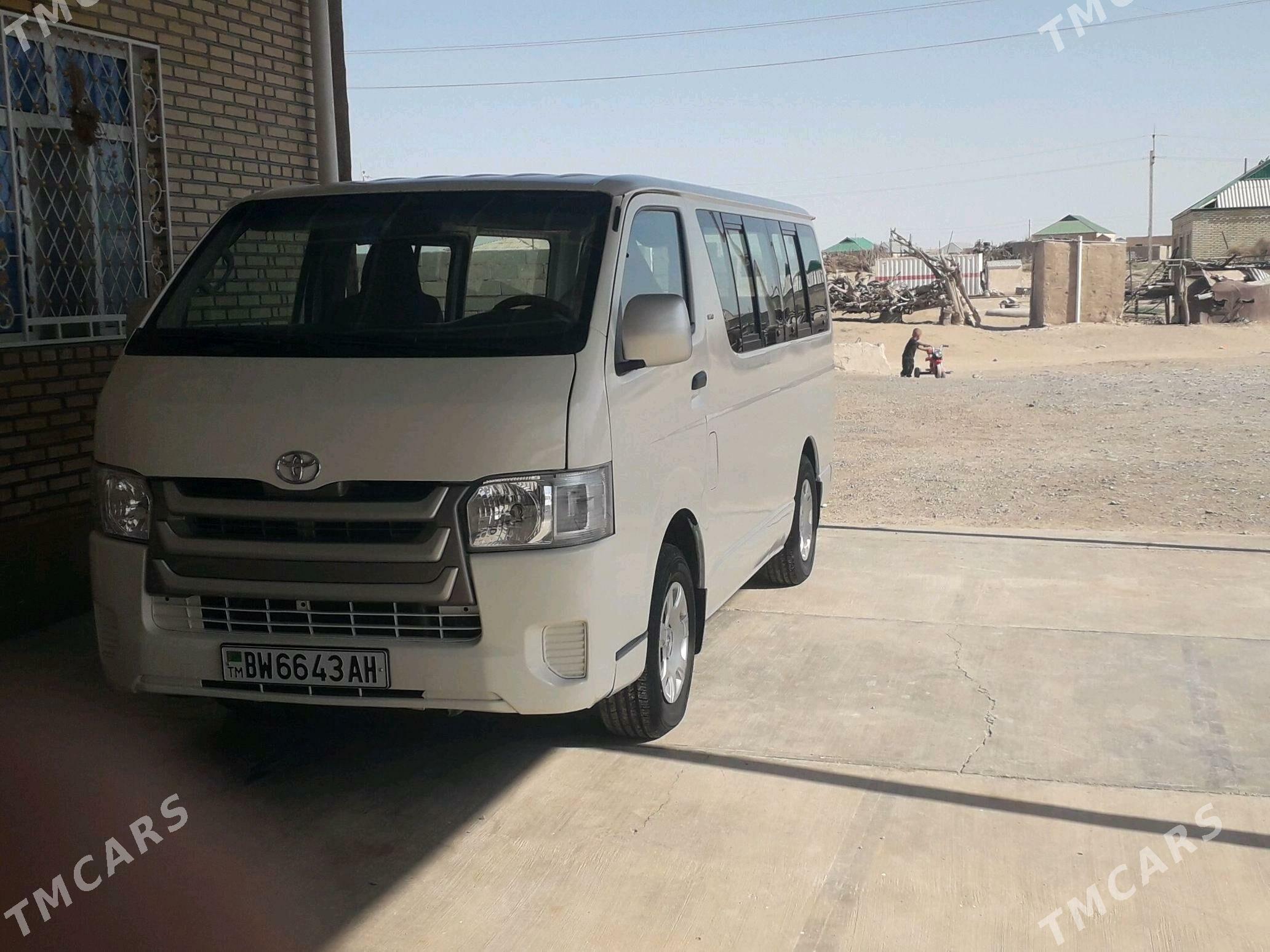 Toyota Hiace 2005 - 260 000 TMT - Ак-Бугдайский этрап - img 3