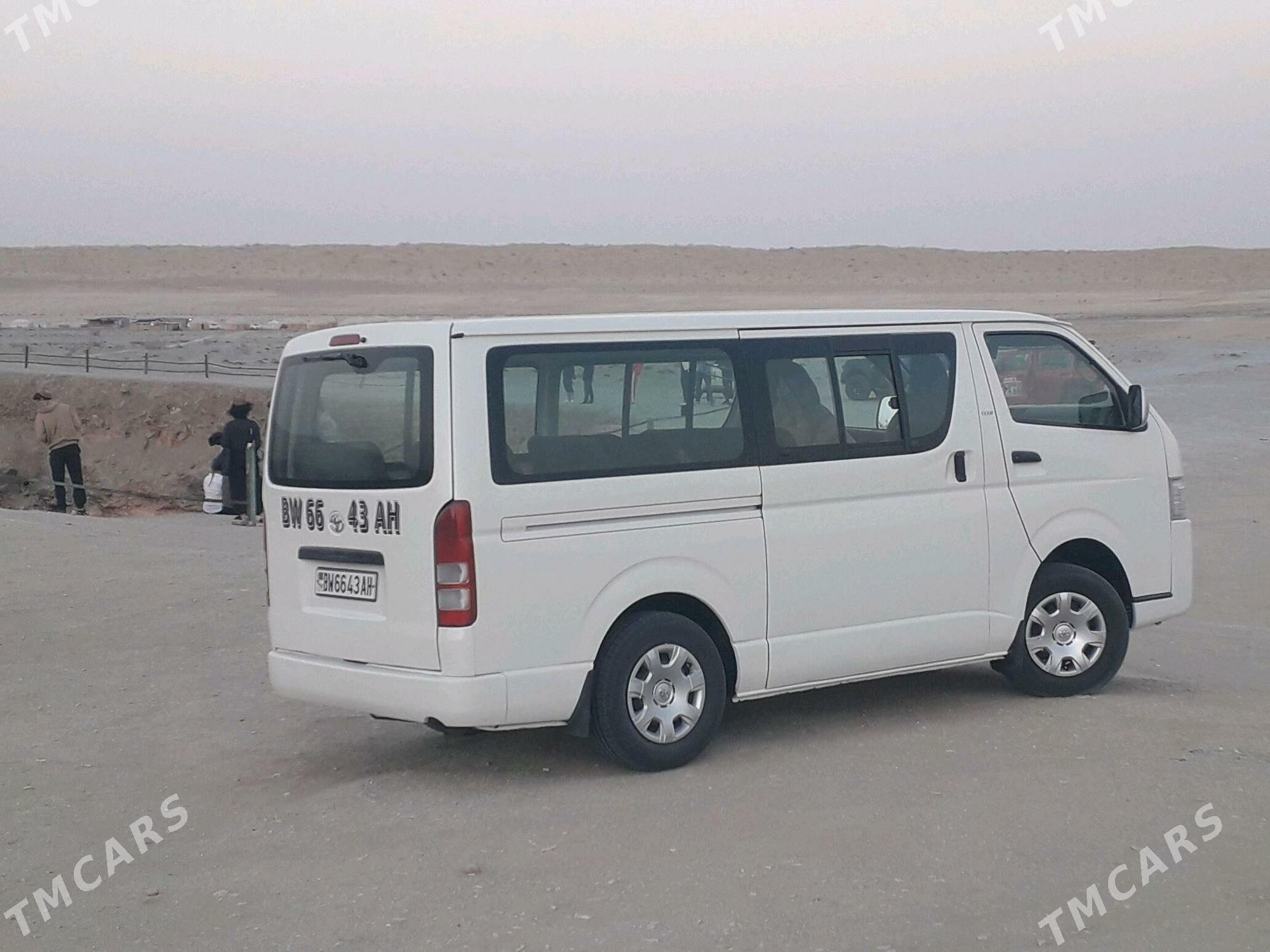 Toyota Hiace 2005 - 260 000 TMT - Ак-Бугдайский этрап - img 2