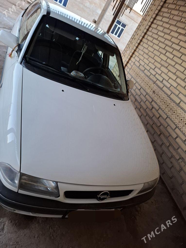 Opel Astra 1995 - 50 000 TMT - Гурбансолтан Едже - img 1