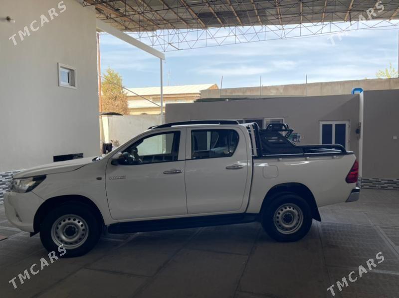Toyota Hilux 2017 - 500 000 TMT - Туркменабат - img 2