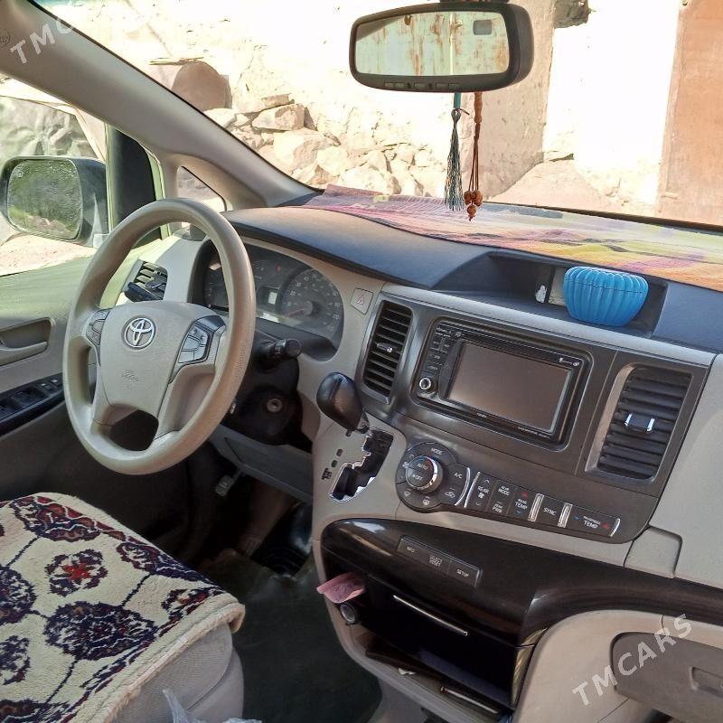Toyota Sienna 2013 - 310 000 TMT - Магданлы - img 8
