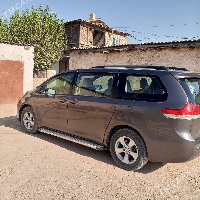 Toyota Sienna 2013 - 310 000 TMT - Магданлы - img 2