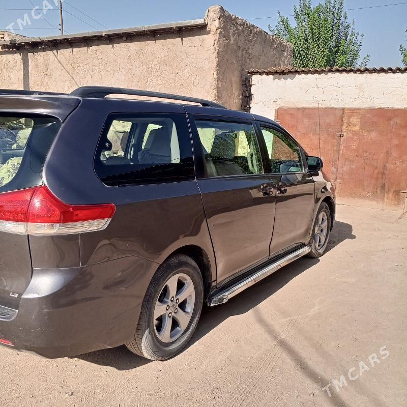 Toyota Sienna 2013 - 310 000 TMT - Магданлы - img 6