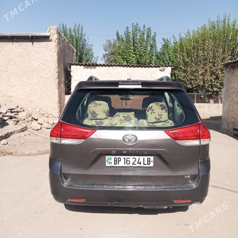 Toyota Sienna 2013 - 310 000 TMT - Магданлы - img 4