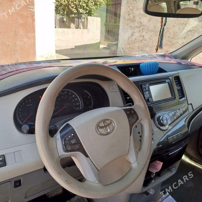 Toyota Sienna 2013 - 310 000 TMT - Магданлы - img 5