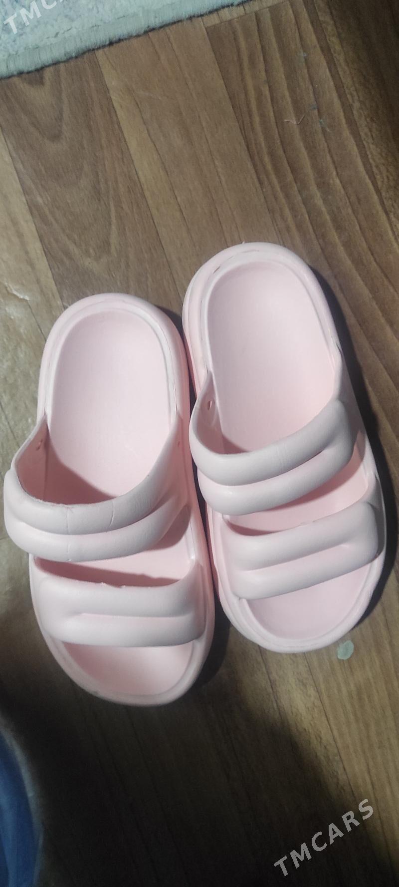 розовые резиновые тапочки - Мир 2 - img 1