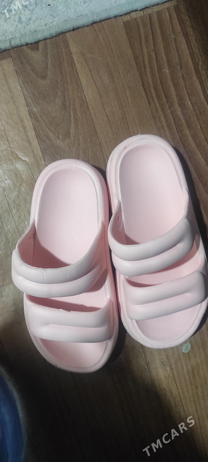 розовые резиновые тапочки - Мир 2 - img 2