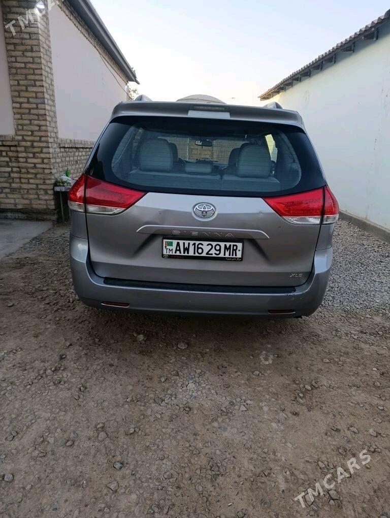 Toyota Sienna 2010 - 315 000 TMT - Векильбазар - img 3