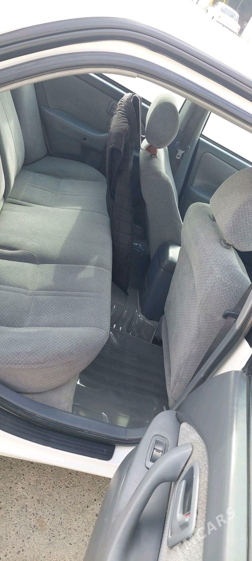 Toyota Camry 2001 - 148 000 TMT - Кака - img 2