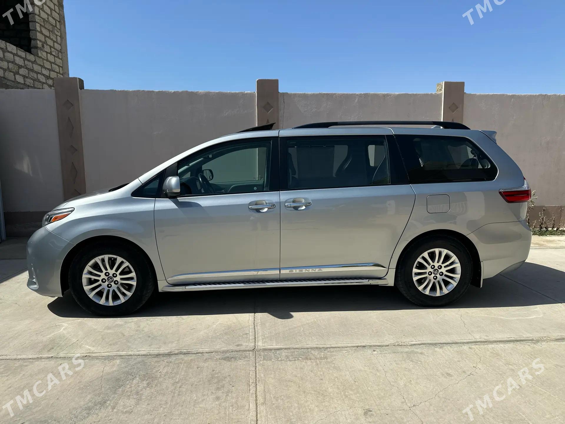 Toyota Sienna 2019 - 470 000 TMT - Хазар - img 3