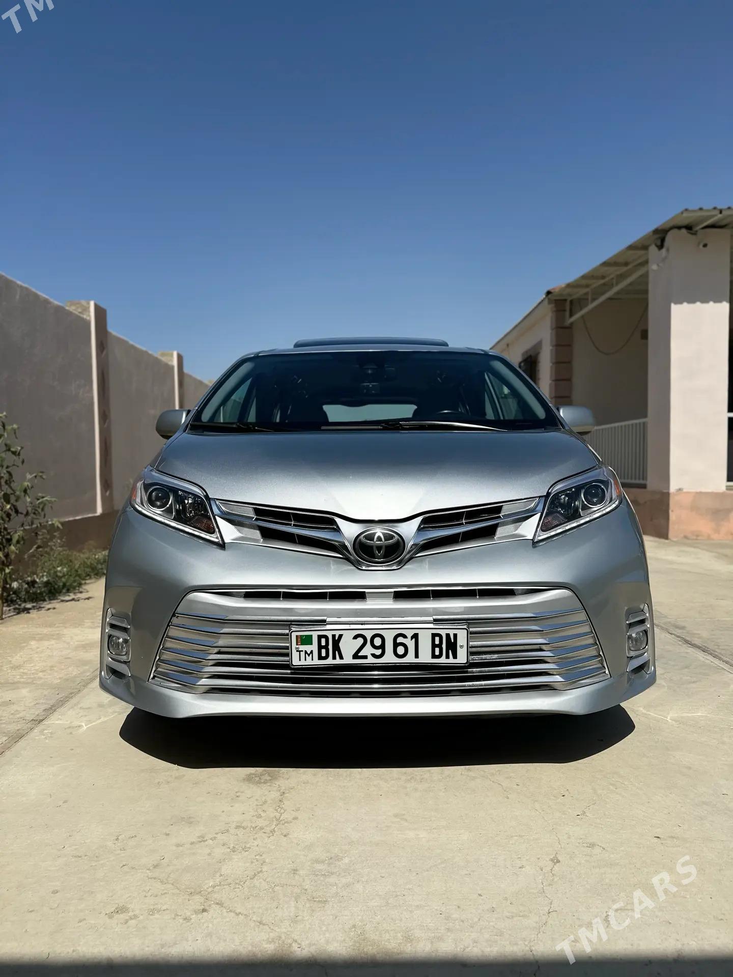 Toyota Sienna 2019 - 470 000 TMT - Хазар - img 1