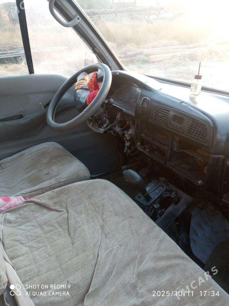 Toyota Hiace 1997 - 25 000 TMT - Гарабекевюл - img 1