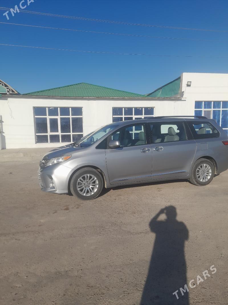 Toyota Sienna 2017 - 400 000 TMT - Губадаг - img 3