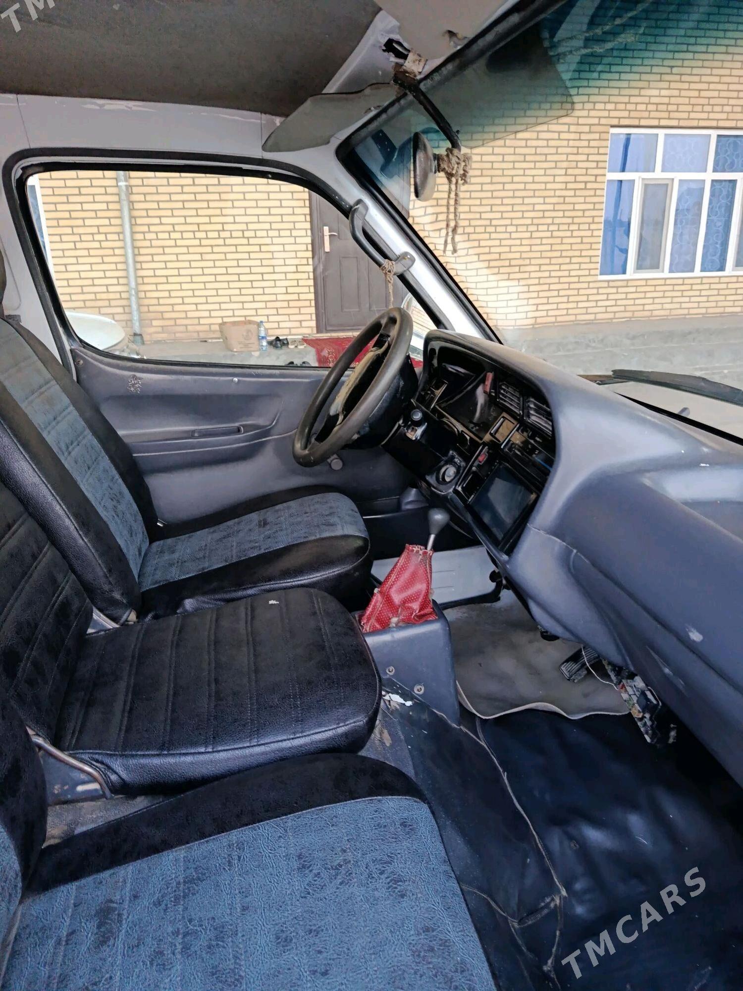 Toyota Hiace 1994 - 100 000 TMT - Мары - img 3