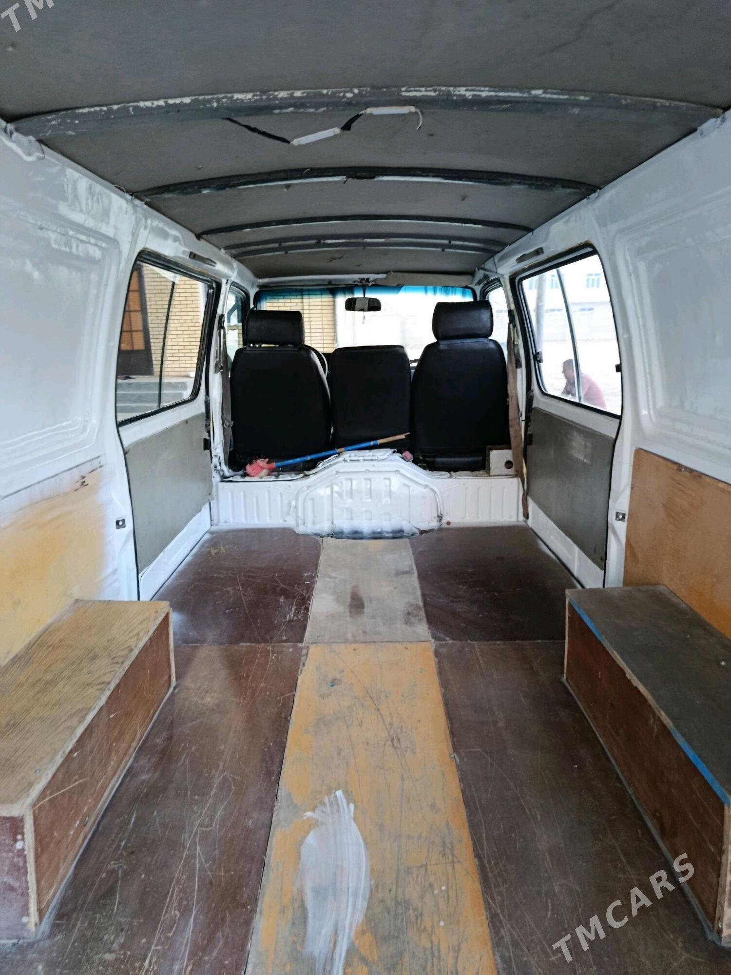 Toyota Hiace 1994 - 100 000 TMT - Мары - img 4