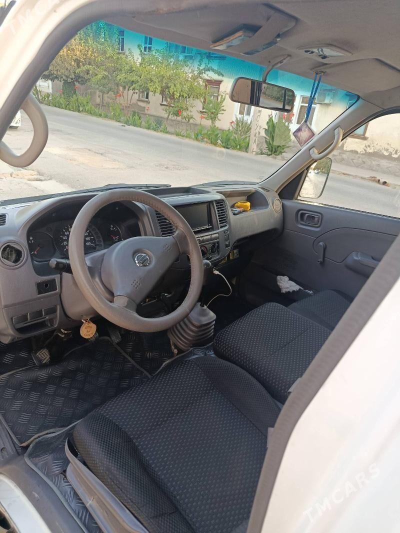 Nissan Urvan 2005 - 140 000 TMT - Хитровка - img 3
