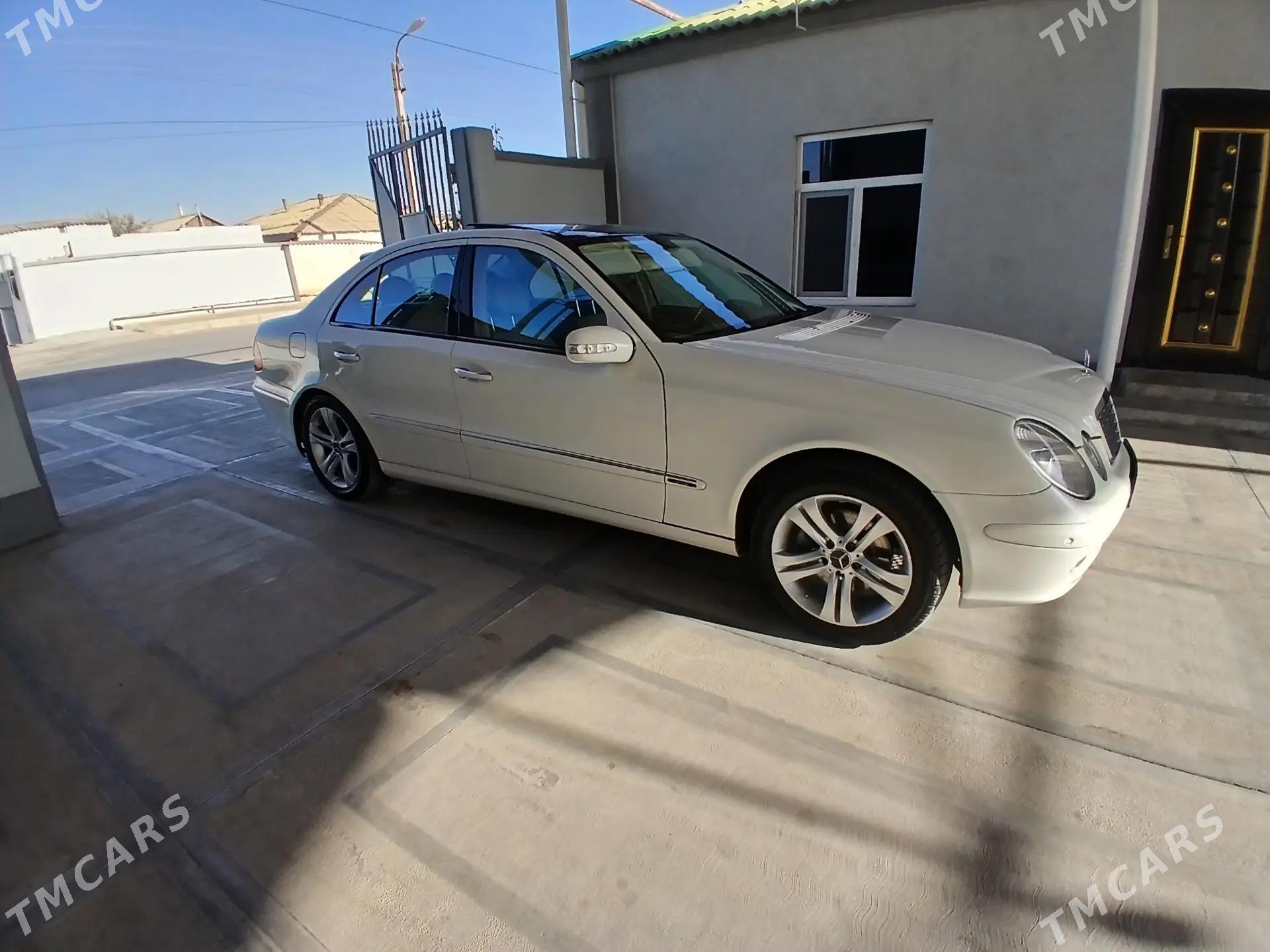 Mercedes-Benz E320 2005 - 165 000 TMT - Бузмеин - img 5