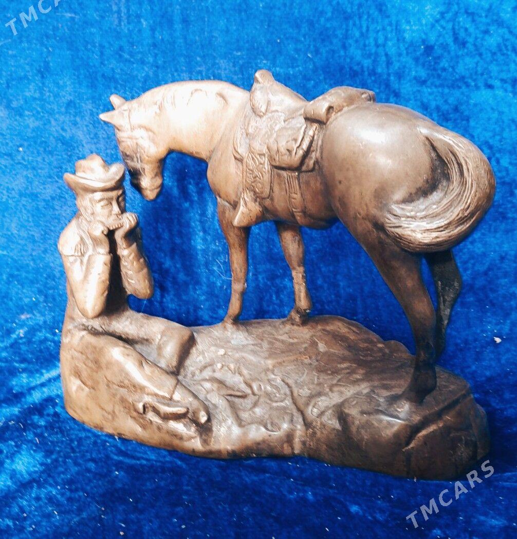 статуетка - Howdan "W" - img 1