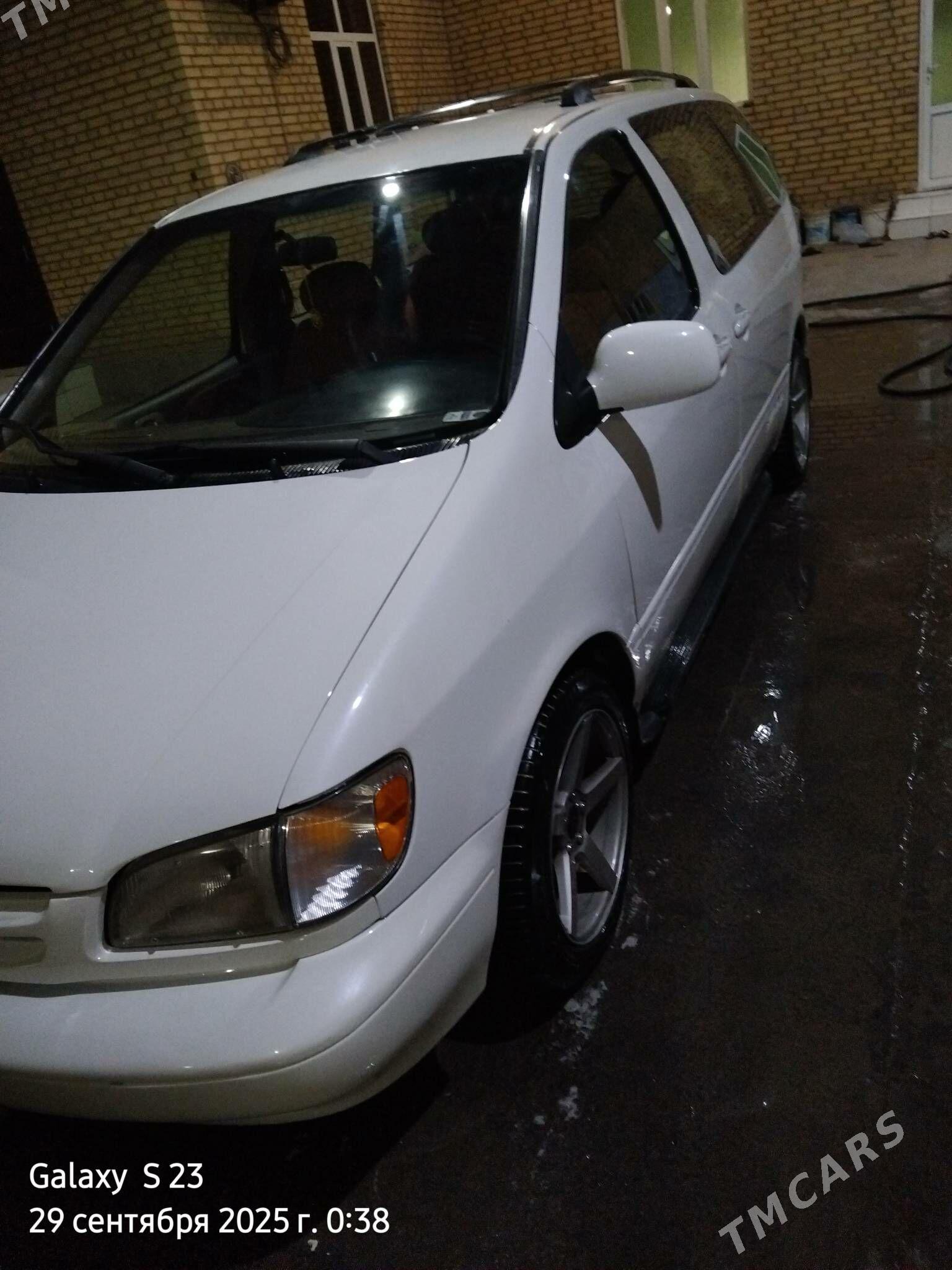 Toyota Sienna 2000 - 170 000 TMT - Çärjew - img 1