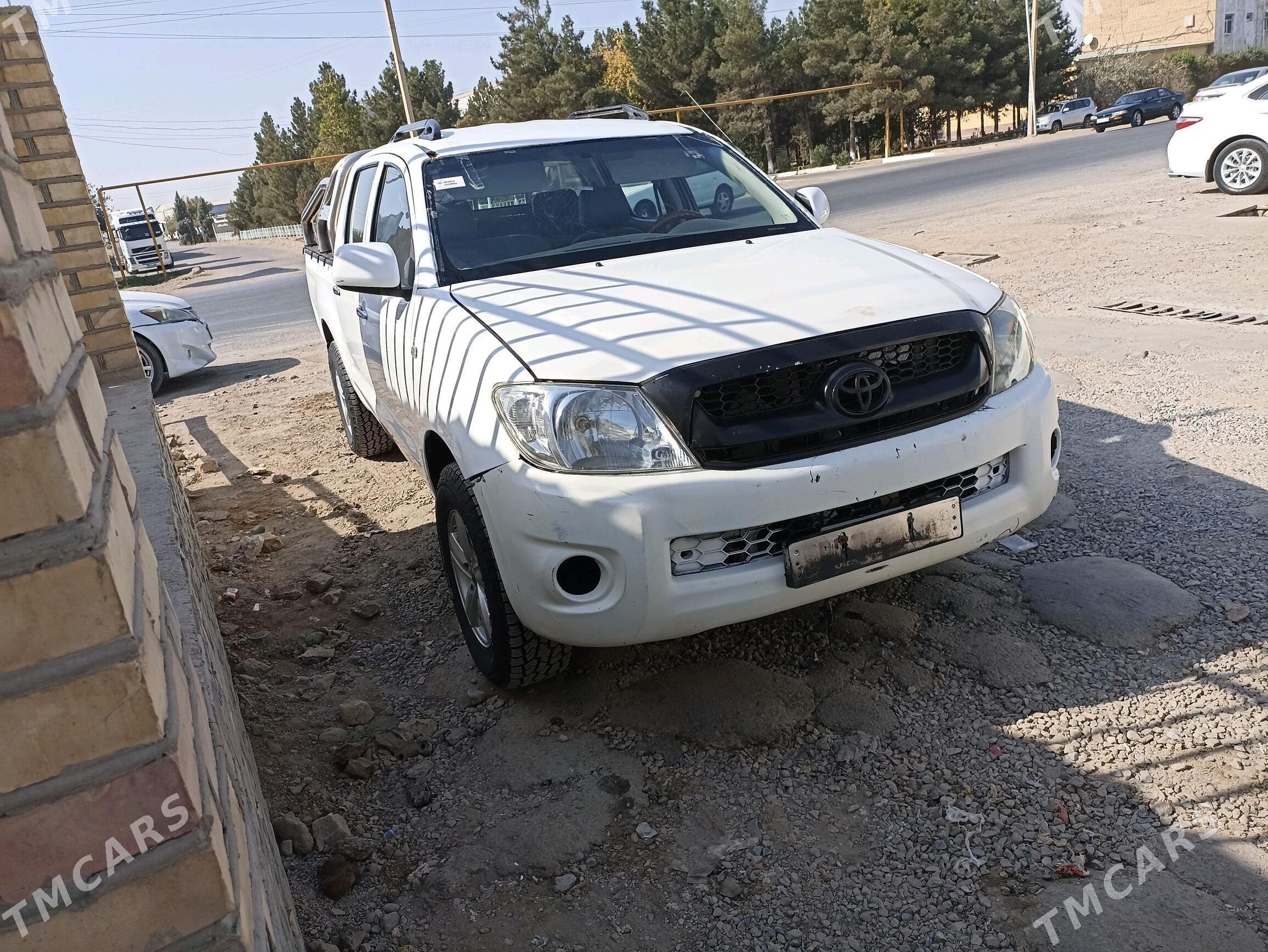 Toyota Hilux 2011 - 170 000 TMT - Мары - img 1