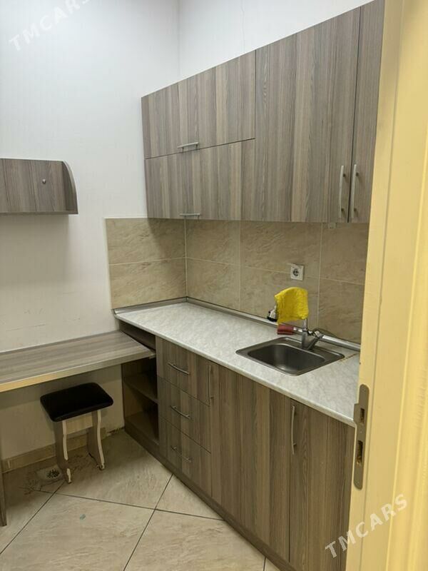 Berkarar biznes sentirde 225m² - Гуртли - img 5