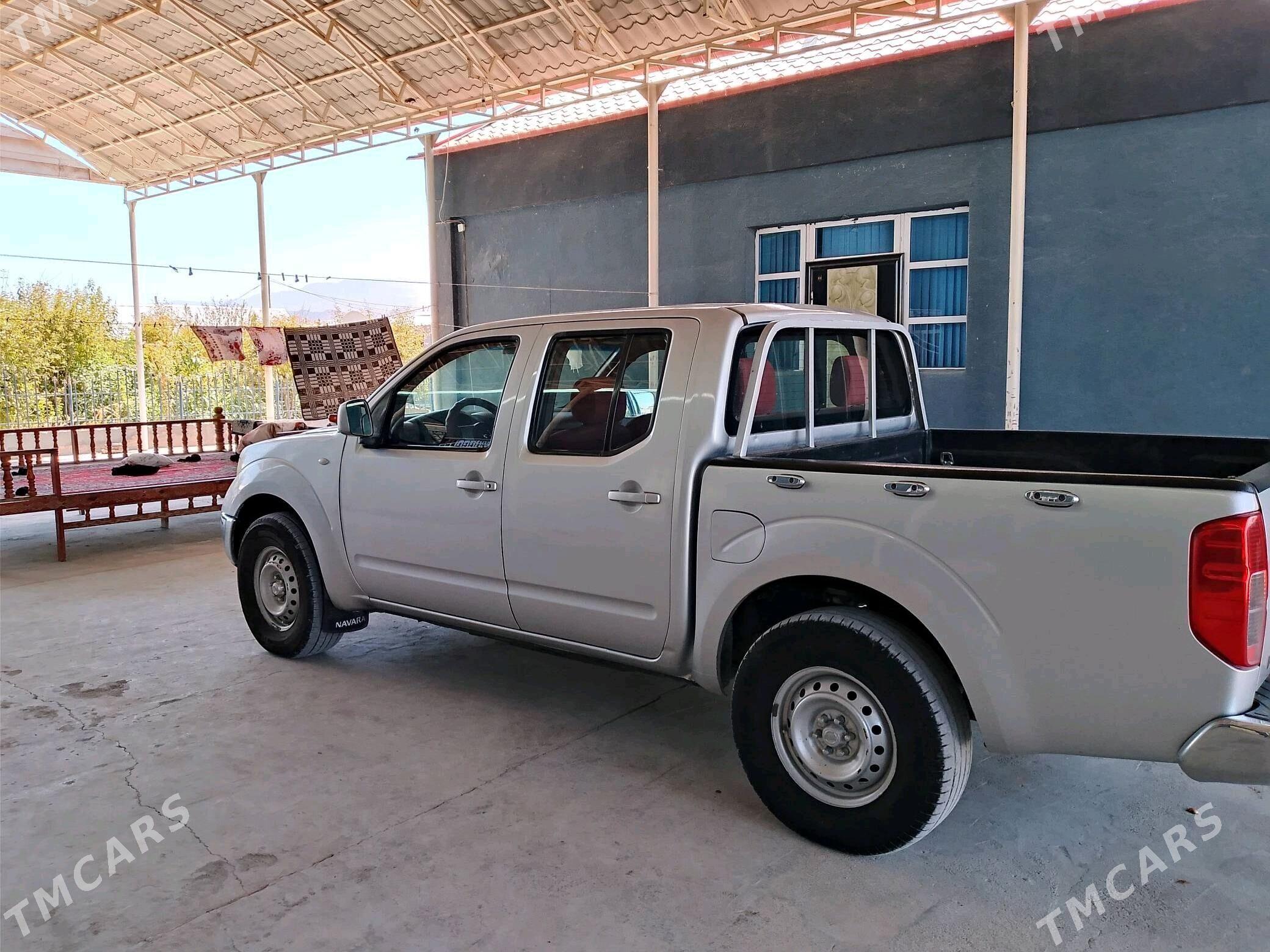 Nissan Navara 2011 - 130 000 TMT - Бахарден - img 3