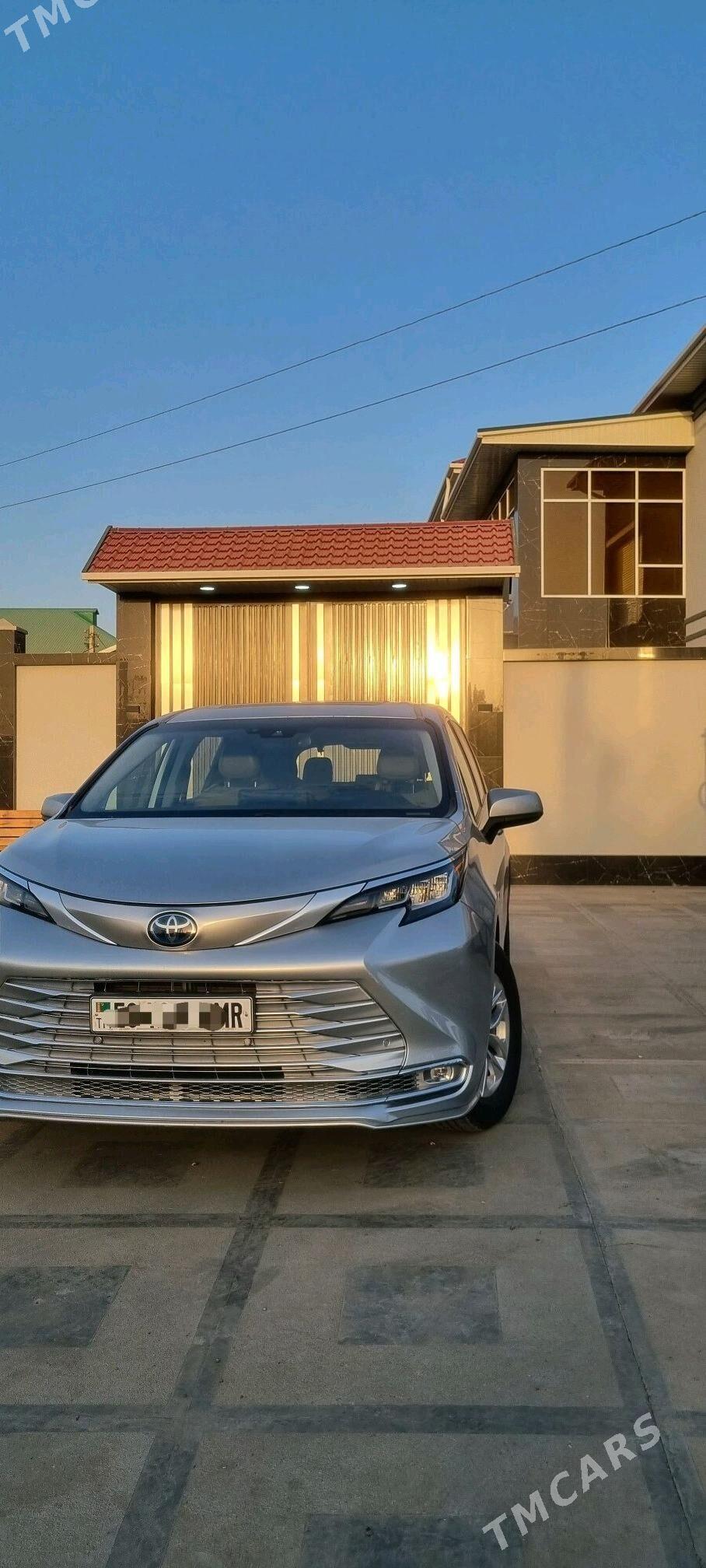 Toyota Sienna 2022 - 500 000 TMT - Мары - img 1