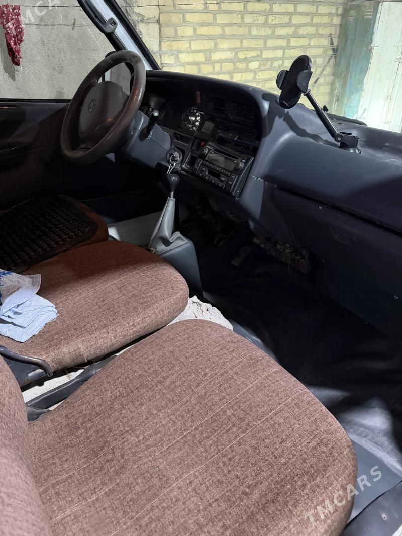 Toyota Hiace 2000 - 110 000 TMT - Мары - img 3