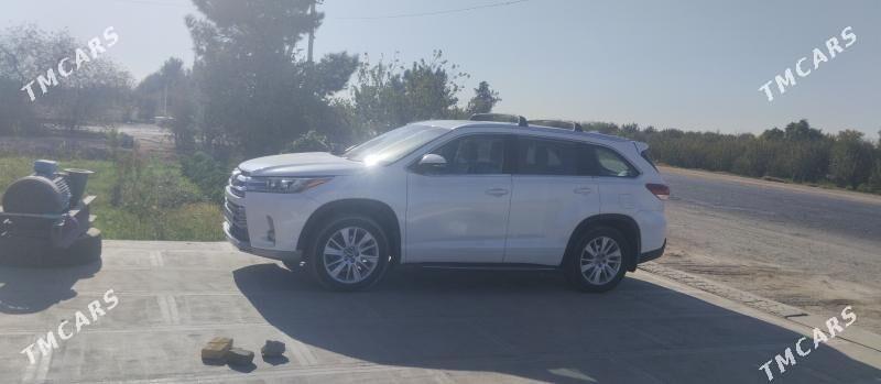 Toyota Highlander 2018 - 410 000 TMT - Сакар - img 1
