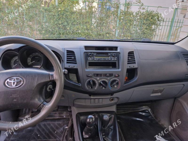 Toyota Hilux 2008 - 250 000 TMT - Täze zaman - img 4