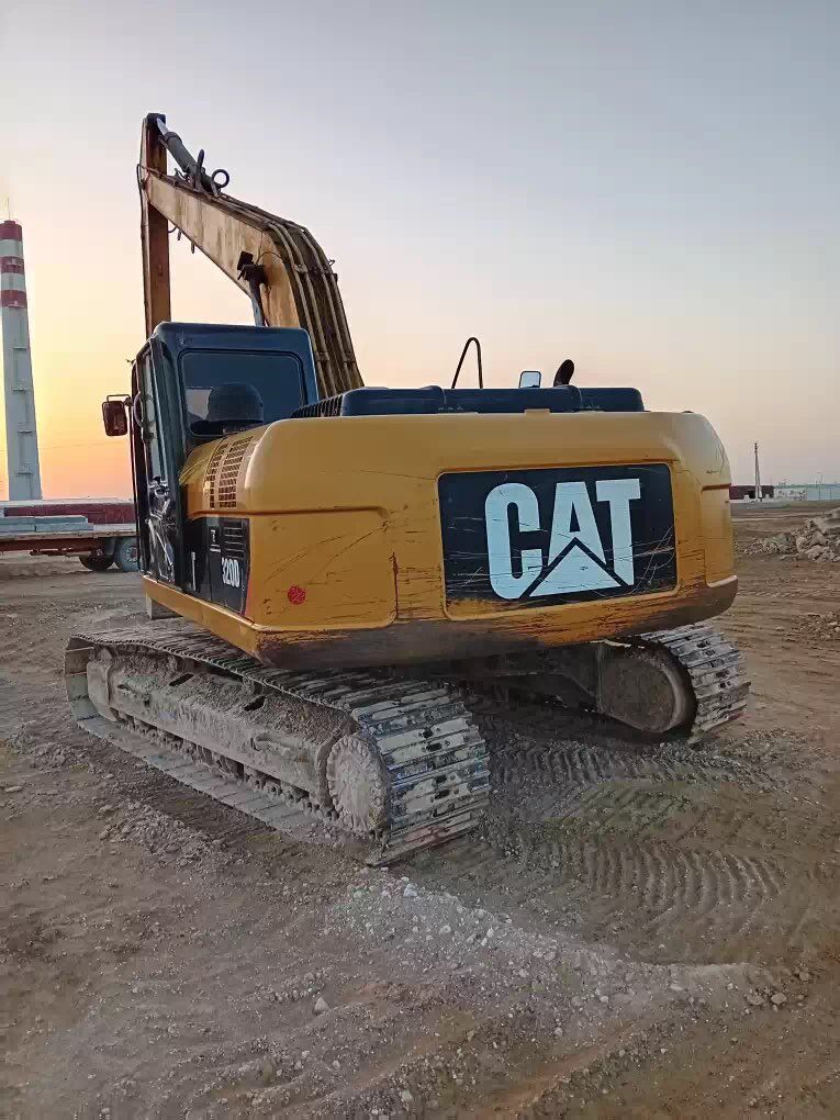 Caterpillar Excavator 2010 - 1 350 000 TMT - Türkmenabat - img 2