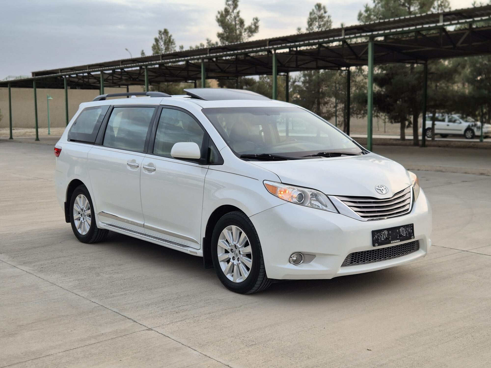 Toyota Sienna 2016 - 385 000 TMT - Гёкдепе - img 4