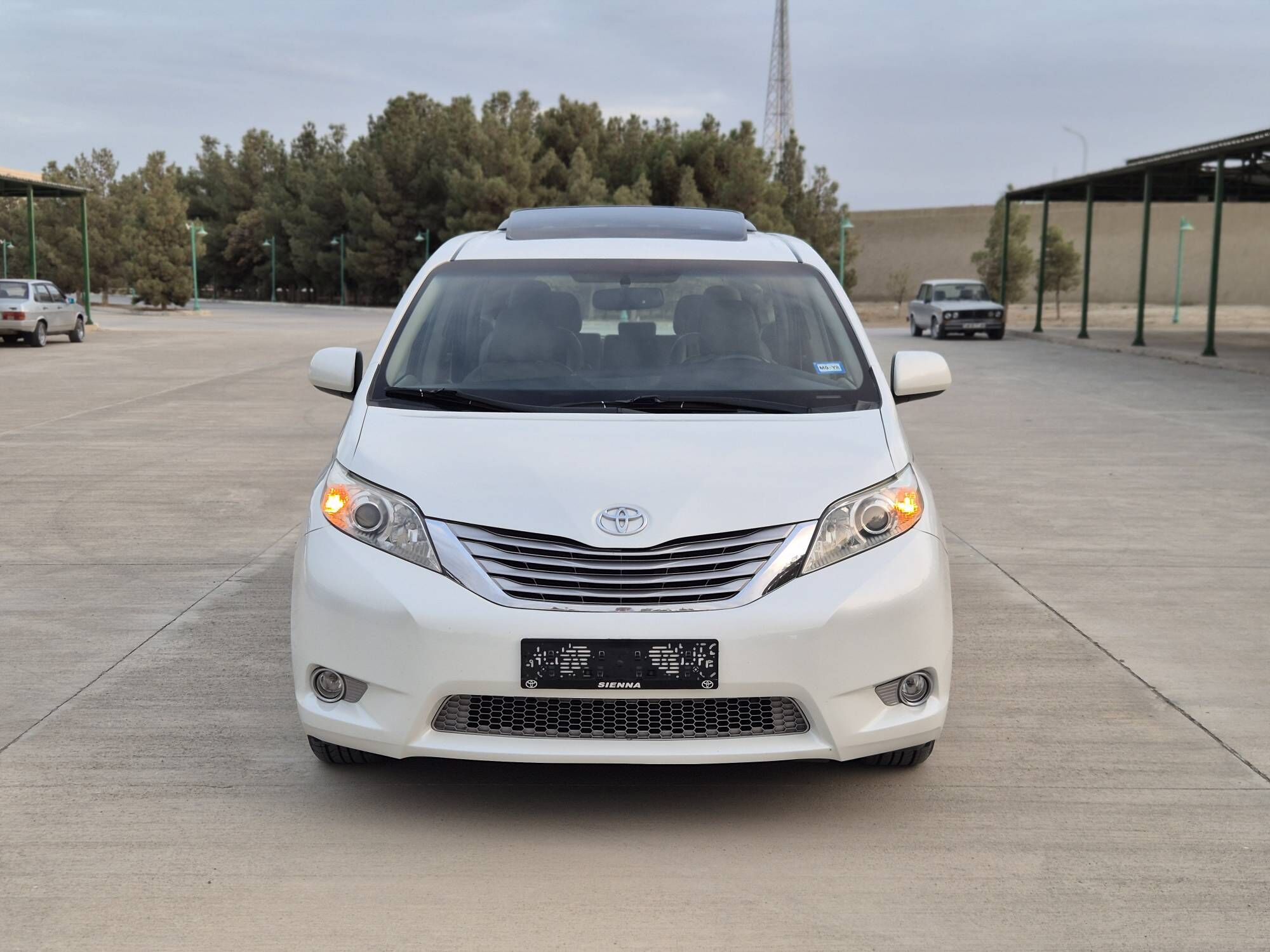 Toyota Sienna 2016 - 385 000 TMT - Гёкдепе - img 1