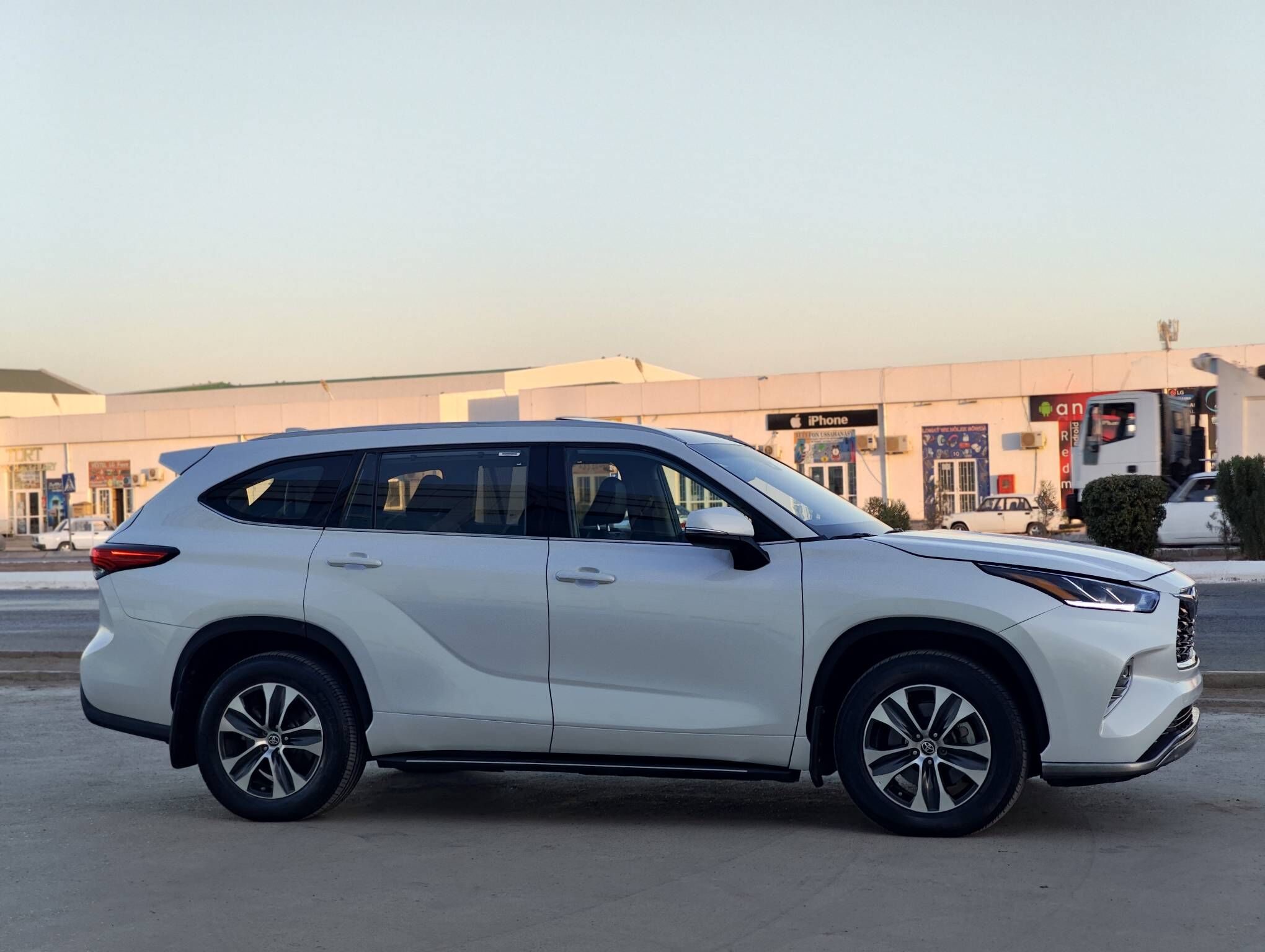 Toyota Highlander 2022 - 520 000 TMT - Aşgabat - img 2