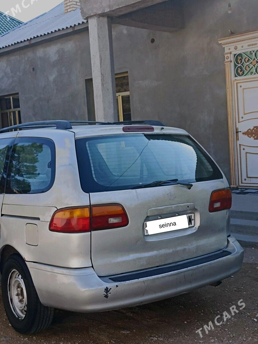 Toyota Sienna 2000 - 105 000 TMT - Балканабат - img 1