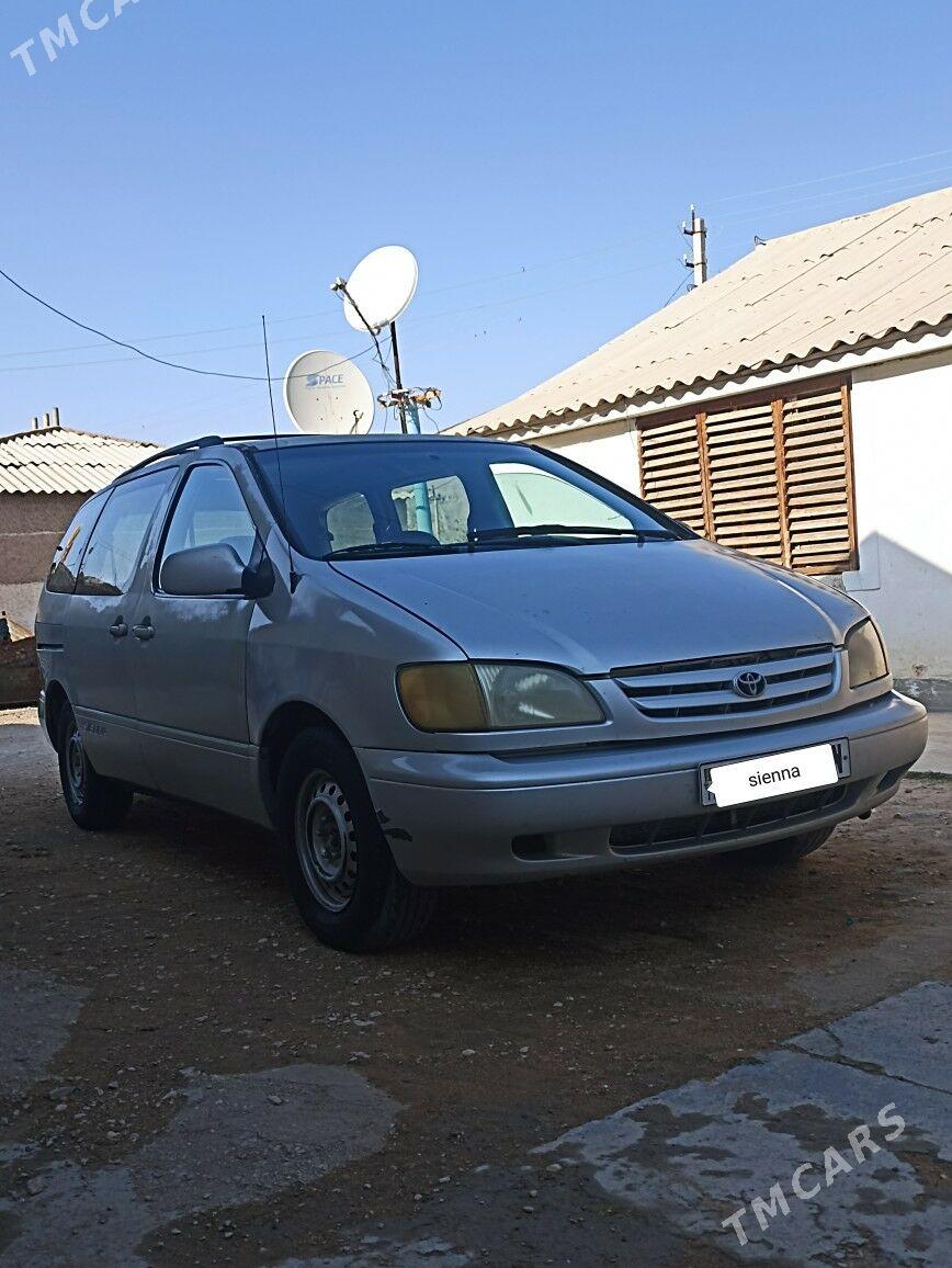 Toyota Sienna 2000 - 105 000 TMT - Балканабат - img 3