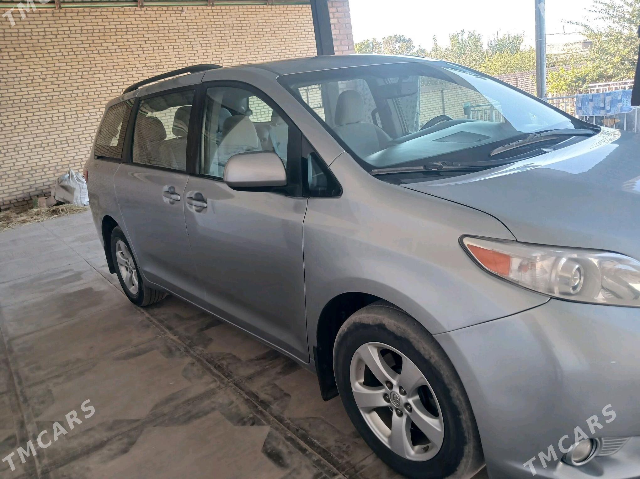 Toyota Sienna 2016 - 360 000 TMT - Халач - img 6
