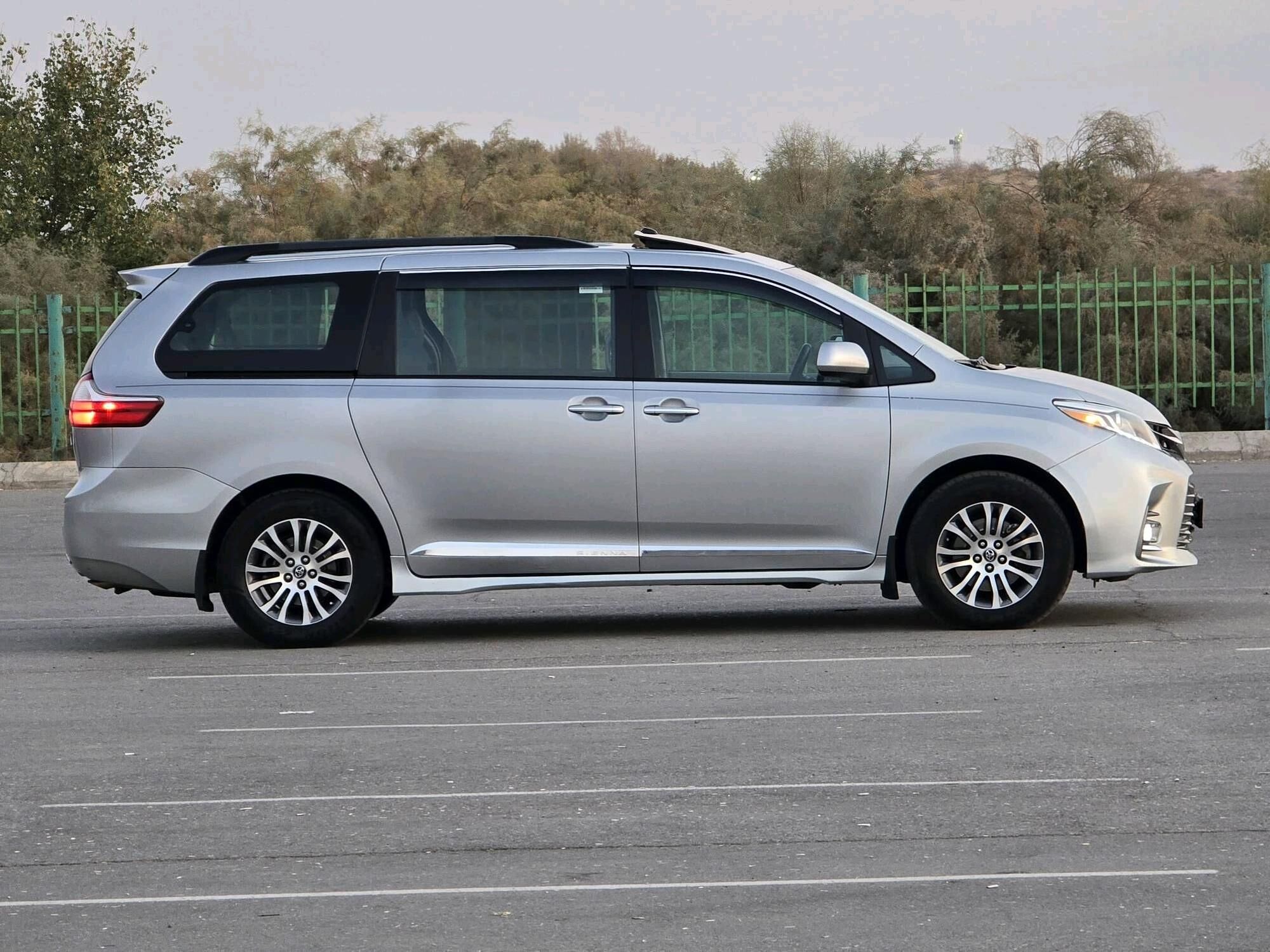 Toyota Sienna 2019 - 485 000 TMT - "Altyn Asyr" Gündogar bazary (Jygyllyk) - img 1